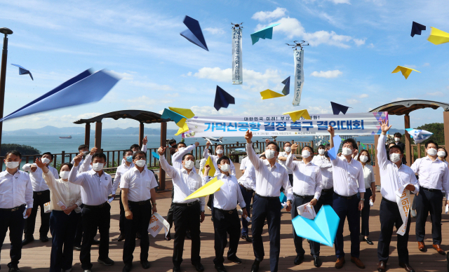 김해신공항 검증위원회가 안전분과의 의견을 묵살한 채 최종보고서를 표결 처리해 부울경 지역의 공분을 사고 있다. 부산시의회 의원들이 28일 가덕도를 찾아 검증위를 규탄하고 가덕신공항 결정을 촉구하는 퍼포먼스를 했다. 정종회 기자 jjh@