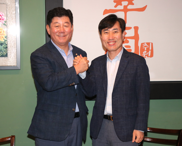 지난 8월 7일 부산시청 인근 한 중식당에서 부산시당위원장으로 선출된 뒤 처음 만난 더불어민주당 박재호(남을·왼쪽) 의원과 미래통합당 하태경(해운대갑) 의원. 부산일보DB