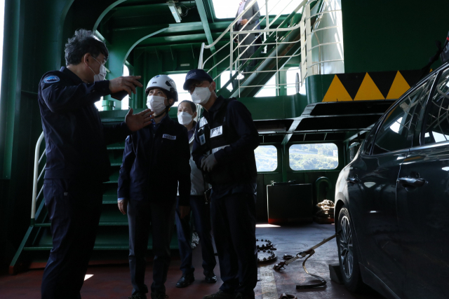 이연승 한국해양교통안전공단(KOMSA) 이사장이 지난 21일 여수 거문도에서 고흥 녹동항으로 출항 준비 중인 ‘평화페리11호’에 탑승, 출항 전 차량 및 화물 고박 상태를 확인하고 있다. KOMSA 제공