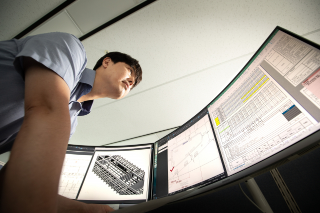 한국해양교통안전공단(KOMSA) 직원이 전자도면을 검토하고 있는 모습. KOMSA 제공