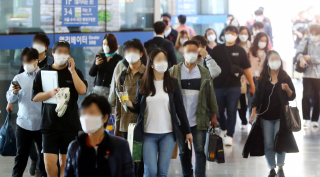 지난달 29일 오후 부산역에 도착한 귀성객들이 역사를 빠져나오고 있는 모습. 부산일보 DB