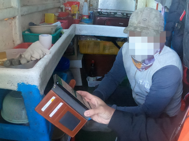 통영해양경찰서 검문검색에서 적발된 불법체류 외국인 선원. 통영해양경찰서 제공