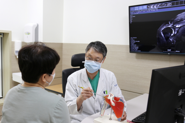 조창현 부원장이 어깨 회전근개 파열 환자와 상담하고 있다. 부산고려병원 제공