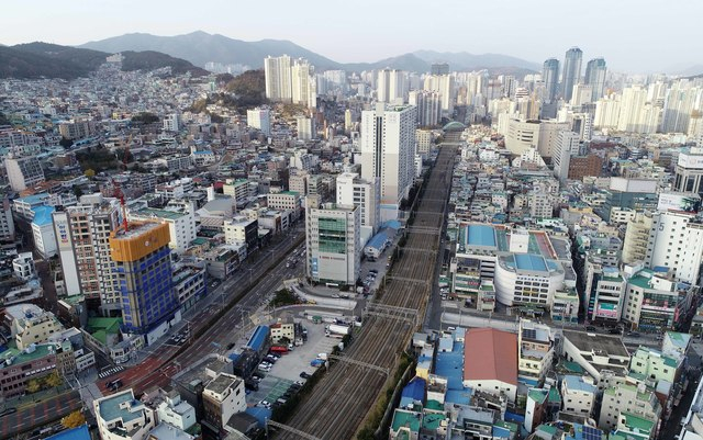부산 동구 현대백화점 인근 경부선 선로. 부산일보DB