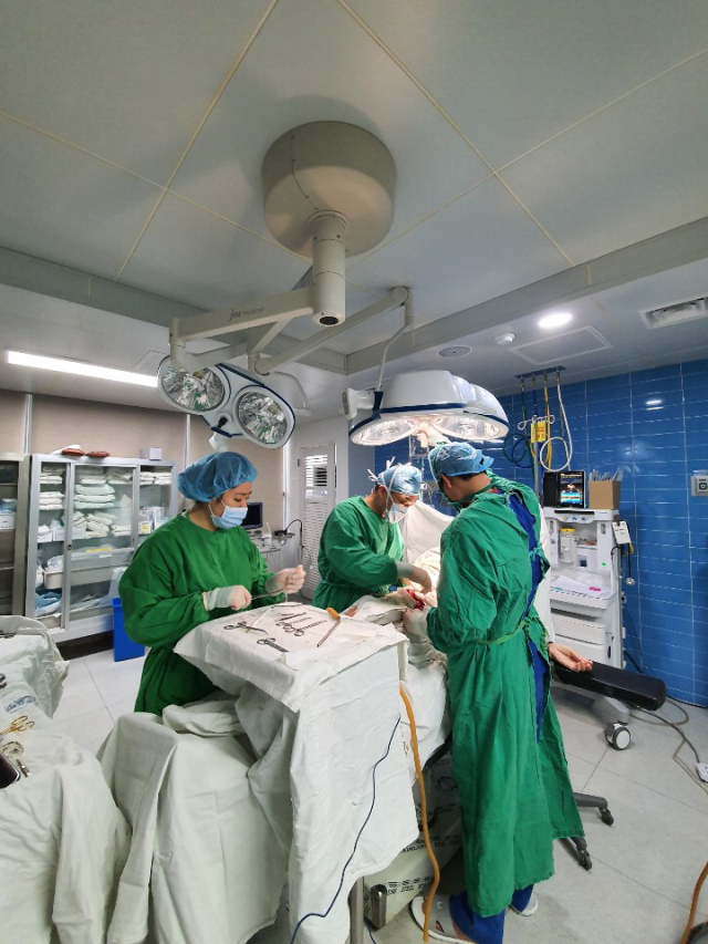 유동원 과장이 유방암 환자를 대상으로 유륜 주위에 최소 절개창을 만들고 안전 마진을 확보하면서 부분 절제술을 시행하고 있다. 좋은문화병원 제공