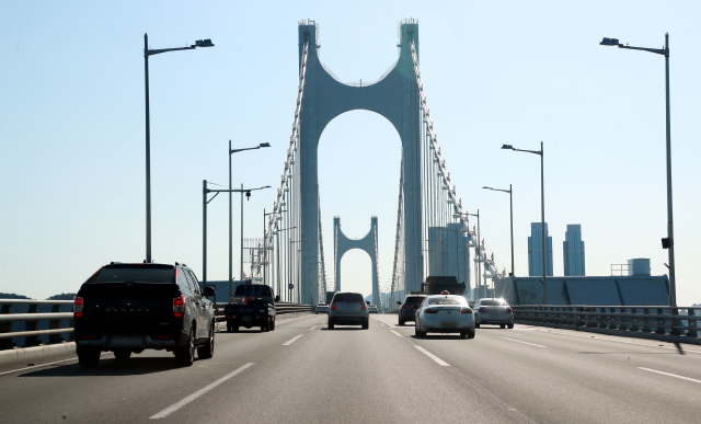 전국 교량 중 교통사고 1위로 파악된 부산 광안대교. 직선거리가 길고 해풍이 센 광안대교의 특징을 고려한 중·장기적 대책 마련이 필요하다. 정종회 기자 jjh@