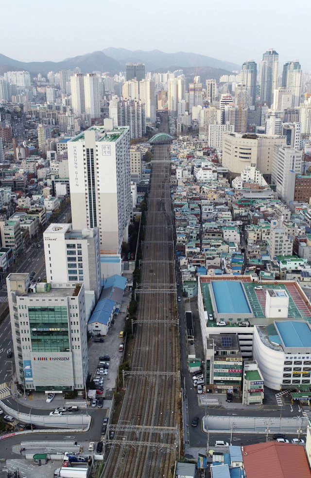 부산지역 ‘철도 지하화’ 대상 부지인 부산 동구 현대백화점 인근 경부선 선로. 부산일보DB