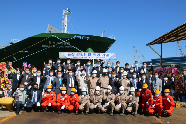 동진상선이 발주해 부산 소재 대선조선이 건조한 1000TEU급 컨테이너선 ‘동진콘티넨탈호’ 취항식이 5일 오전 대선조선 영도조선소 중앙안벽에서 열렸다. 대선조선 제공