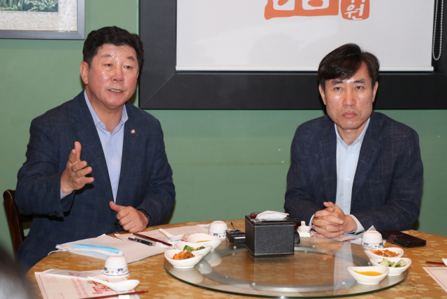 올 8월 부산시당위원장 선출 이후 첫 회동한 더불어민주당 박재호(남을·왼쪽) 의원과 국민의힘 하태경(해운대갑) 의원. 부산일보DB