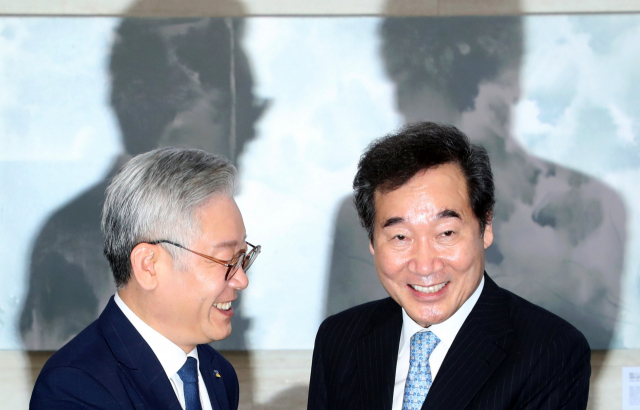 이낙연 더불어민주당 당 대표 후보(왼쪽)가 30일 오전 경기도청에서 이재명 지사와 만나 간담회를 갖기 전 반갑게 인사하고 있다. 연합뉴스