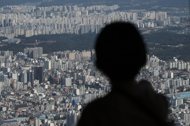 전국적으로 집값 상승이 이어지자 20대 이하 젊은층이 아파트를 많이 사들인 것으로 나타났다. 사진은 서울 송파구 롯데월드타워 서울스카이에서 바라본 일대 아파트. 연합뉴스
