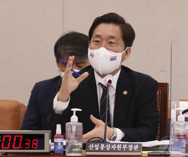 성윤모 산업통상자원부 장관이 7일 오전 서울 여의도 국회에서 열린 산업통상자원중소벤처기업위원회 산업통상자원부 국정감사에서 답변하고 있다. 연합뉴스