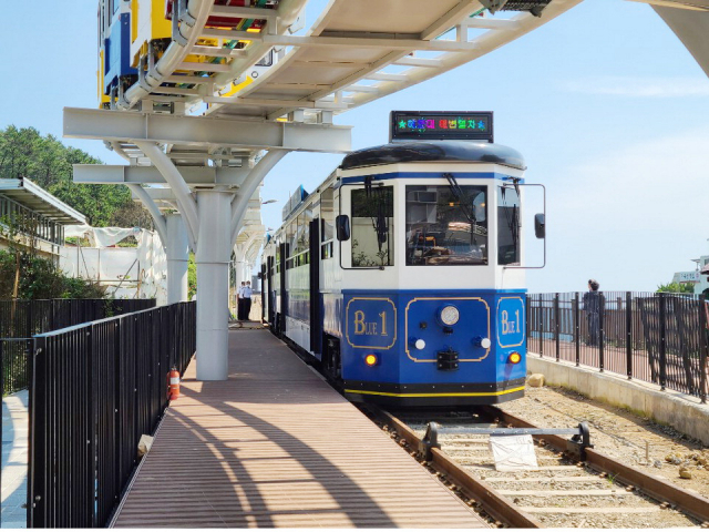 7일 운행을 시작한 해운대 해변열차 블루 1호. 해운대블루라인파크 제공