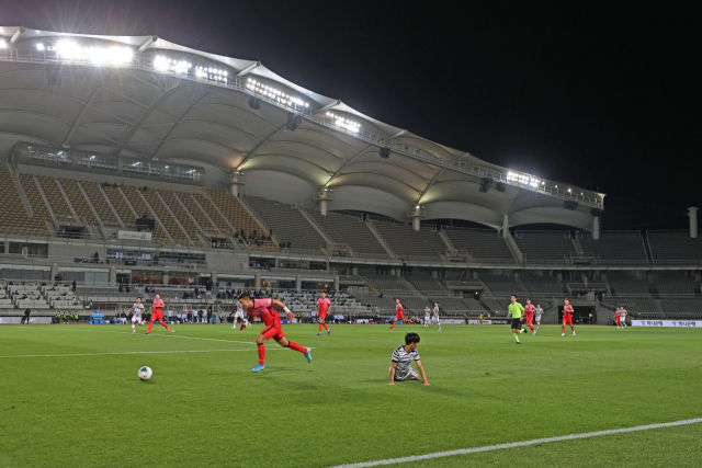 9일 오후 경기 고양종합운동장에서 열린 축구 국가대표팀과 올림픽대표팀의 친선경기 1차전이 무관중으로 진행되고 있다. 연합뉴스