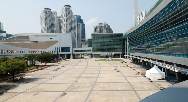 코로나19의 영향으로 부산 벡스코에서 예정돼 있던 각종 행사가 취소되거나 연기되면서 제1전시장이 한산한 모습을 보이고 있다. 부산일보DB