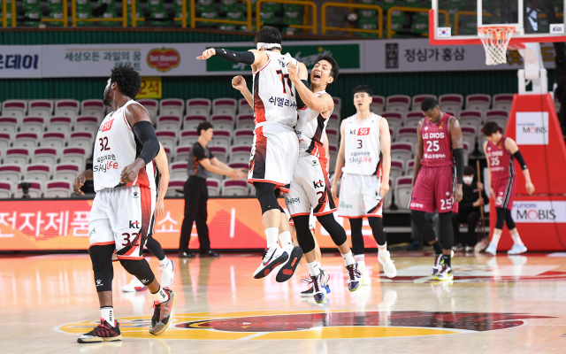 부산KT 양홍석(왼쪽에서 두 번째)이 지난 11일 경남 창원실내체육관에서 열린 프로농구 창원 LG와 원정 경기 4쿼터에서 허훈의 패스를 받아 결정적 3점 슛을 성공시킨 후 허훈과 기쁨의 세리머니를 하고 있다. KBL 제공