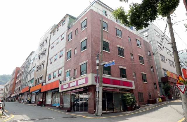 부산 최대 성매매 집결지인 완월동 도시재생을 추진 중인 부산 서구가 국토교통부 뉴딜사업 공모를 통해 국비 확보에 나선다. 부산일보 DB