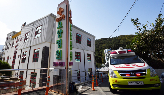 14일 오후 부산 북구 해뜨락요양병원에서 119구급차량을 이용해 확진환자가 격리병원으로 이송되고 있다. 강선배 기자 ksun@