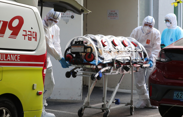 부산 북구 해뜨락요양병원에서 직원과 환자 등 총 53명이 코로나19 확진 판정을 받은 가운데 14일 오후 요양병원에서 확진환자 이송이 진행되고 있다. 강선배 기자 ksun@