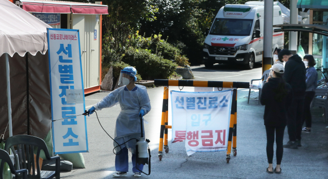 부산 북구 해뜨락요양병원 집단감염에 따른 부산 지역 확진자 수가 급증한 가운데 15일 오전 부산 북구보건소 선별진료소에서 시민들이 검진을 받고 있다. 정대현 기자 jhyun@