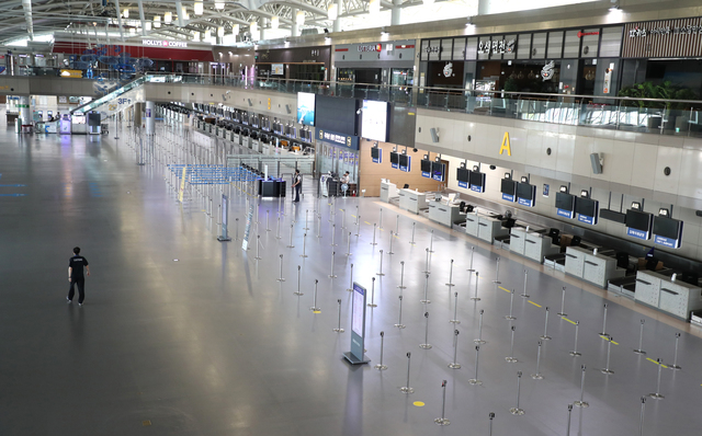코로나19 여파로 초토화된 지역 관광업계를 돕기 위한 진흥기금이 내년부터 운영된다. 김해공항 국제선 출국장이 텅 비어 있는 모습. 부산일보DB