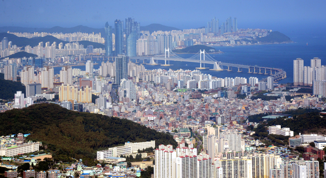 수영구 와 해운대 아파트.부산일보DB