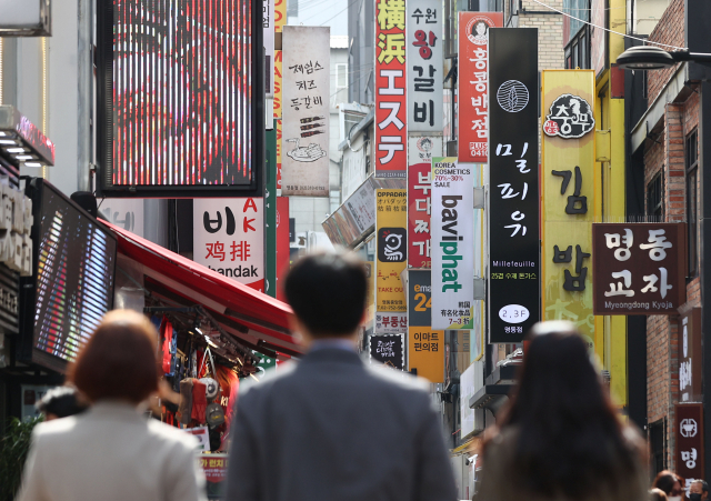 신종 코로나바이러스 감염증(코로나19) 사태로 식당 손님이 급감한 데 이어 쌀과 주요 채소 가격까지 널뛰면서 외식업계가 '이중고'에 시달리고 있다. 연합뉴스