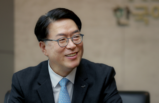 이명호 예탁결제원 사장은 코로나19에 따른 변화에 맞춰 비대면 권리행사가 가능한 전자증권제도를 비상장회사 등으로 확대하는 방안을 검토하고 있다고 말했다. 정대현 기자 jhyun@