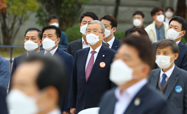 국민의힘 김종인 비상대책위원장이 16일 오전 부산대학교 넉넉한터에서 열린 제41주년 부마민주항쟁 기념식에 참석해 애국가를 부르고 있다. 정종회 기자 jjh@