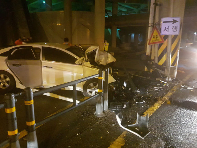 올 6월 19일 0시 46분 혈중알코올농도를 측정하려는 A 경위를 매달고 1km가량을 달린 40대 운전자 B 씨의 쏘나타 차량. 이 차량은 부산아시아드주경기장 인근 교각을 들이받고 멈춰 섰다. 부산경찰청 제공