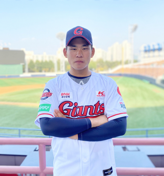 롯데 자이언츠가 입단 계약을 체결한 강릉고 김진욱(왼쪽). 연합뉴스·부산일보DB