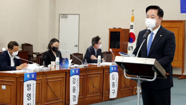 21일 부산시의회 대회의실에서 열린 ‘가덕도신공항 부산토론회’에서 더불어민주당 김두관 의원이 인사말을 하고 있다. 강원태 기자 wkang@