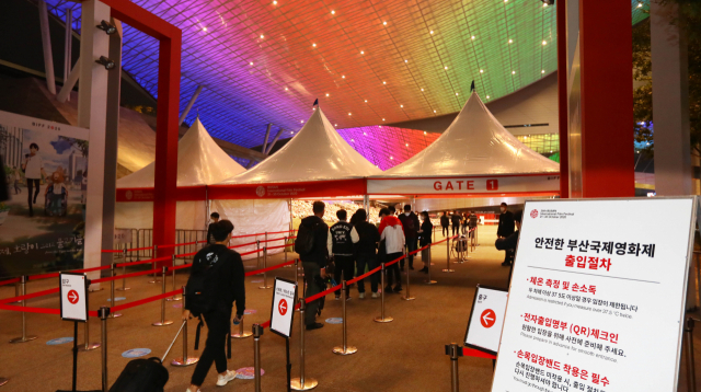 제25회 부산국제영화제 개막일인 21일 오후 부산 해운대구 영화의전당에서 관객들이 입장하기 위해 발열 측정 등 방역절차를 거치고 있다. 정종회 기자 jjh@