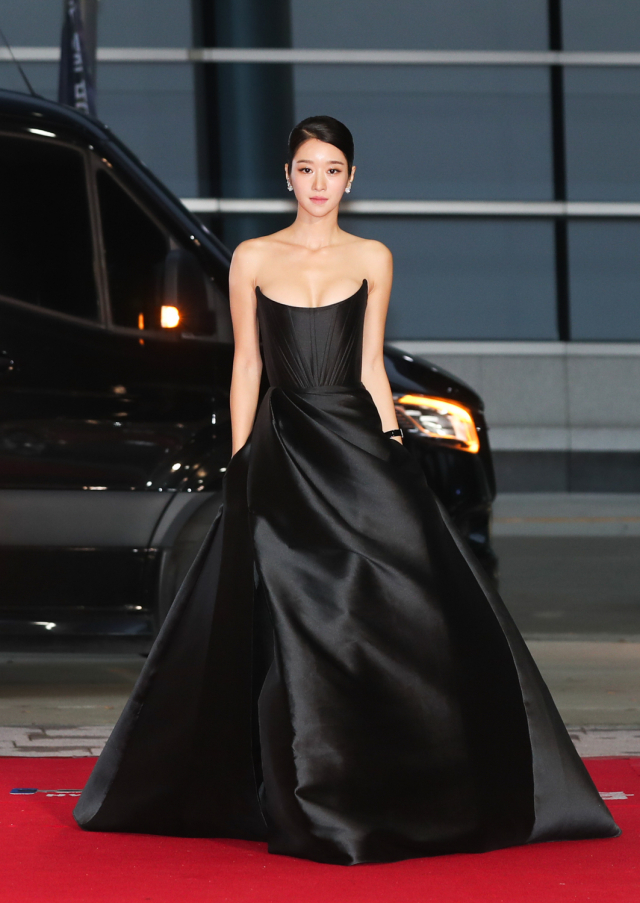 2020 부일영화상 시상식이 22일 해운대구 벡스코 오디토리움에서 코로나19 확산 방지를 위해 무관중으로 열렸다. 배우 서예지가 BMW 동성모터스에서 후원한 부일영화상 의전 차량에서 내리고 있다. 윤민호 프리랜서 yunmino@