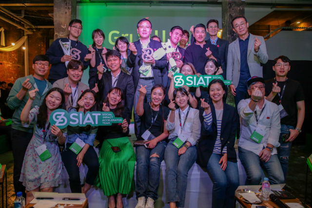 씨앗 프로그램에 참여하고 있는 지역 소셜벤처들과 멤버들. 부산창조경제혁신센터 제공