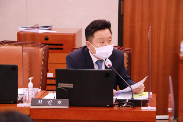 국회 국정감사장에서 질의 중인 최인호 국회의원. 최인호 의원실 제공