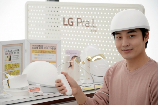 LG전자 모델이 탈모 의료기기 ‘LG 프라엘 메디헤어’를 소개하고 있다.LG전자 제공