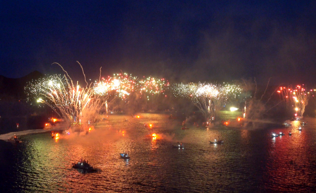 통영한산대첩축제가 코로나19 재유행 여파로 지난해에 이어 올해도 취소됐다. 사진은 한산해전 재현 모습. 부산일보 DB
