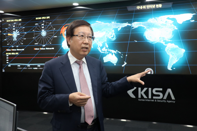 지난 23일 한국인터넷진흥원(KISA) 서울청사 종합상황실에서 김석환 원장이 국내외 인터넷 현황 등을 설명하고 있다. KISA 제공