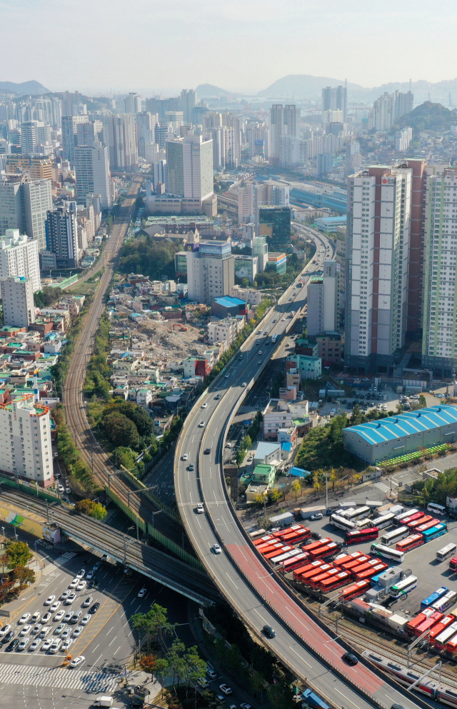 부산 사상~해운대 고속도로 건설 본격화 이후 철거 여론이 제기되고 있는 동서로. 26일 부산진구 진양사거리에서 바라본 동서로가 서면 방향의 시내를 가로지르며 도심을 분리하고 있다. 김경현 기자 view@