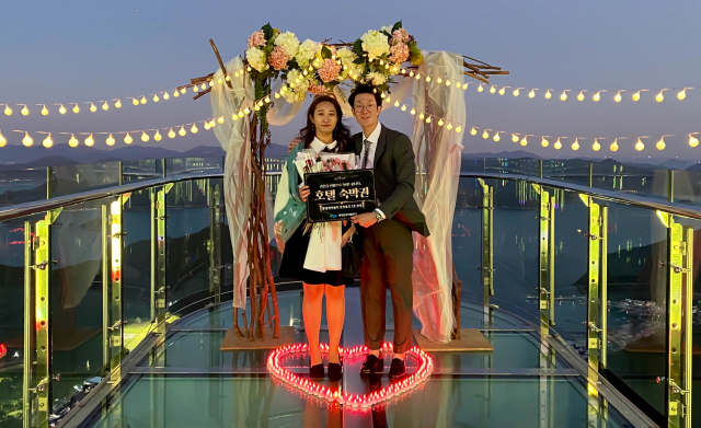 경남 통영케이블카 1호 커플이 탄생했다. 통영관광개발공사에 따르면 지난 주말 케이블카 상부역사 스카이워크 전망대에서 한 남성이 공개 청혼에 나섰다. 이는 코로나19로 예식에 어려움을 겪는 예비 신호부부를 응원하기 위해 공사가 케이블카 개통 12년 만에 처음으로 준비한 깜짝 이벤트다. 공사 제공