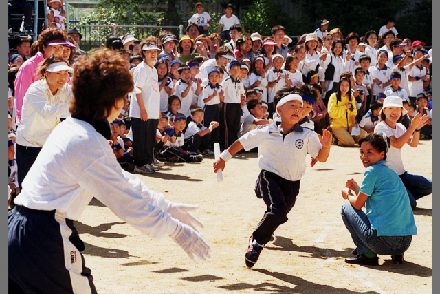 가을운동회의 백미는 역시 이어달리기지예. 2001년 9월 21일에 열린 한 초등학교 운동회 이어달리기 모습입니데이. 부산일보DB