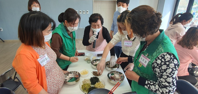 통영시새마을부녀회는 27일 행복을 향한 아름다운 동행을 주제로 지역 다문화가정 주부와 한국전통문화체험 행사를 진행했다. 참가자들이 명정음식발굴단과 함께 통영너물밥 만들기를 하고 있다. 새마을운동통영시지회 제공