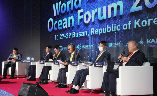 29일 WOF 정규세션3에서 ‘요동치는 글로벌 조선시장...2030년 한국 조선해양강국울 이끄는 힘’을 주제로 발제자들이 토론을 하고 있다. 강선배 기자 ksun@