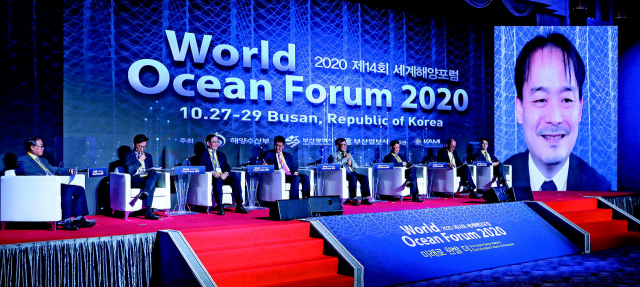 29일 WOF 정규세션4에서 해운·항만·금융 분야에 대한 발제 후 서강대 전준수 교수가 좌장을 맡아 토론을 진행하고 있다. 정대현 기자 jhyun@