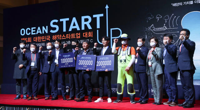 29일 WOF 특별세션4로 진행된 ‘제5회 해양스타트업 경진대회’에서 수상한 발표자들과 시상자가 함께 파이팅을 외치고 있다. 정대현 기자