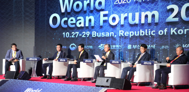 29일 WOF 정규세션3에서 신종계 교수가 좌장을 맡아 조선해양 업계와 연구기관 발제자들의 토론을 진행하고 있다. 강선배 기자 ksun@