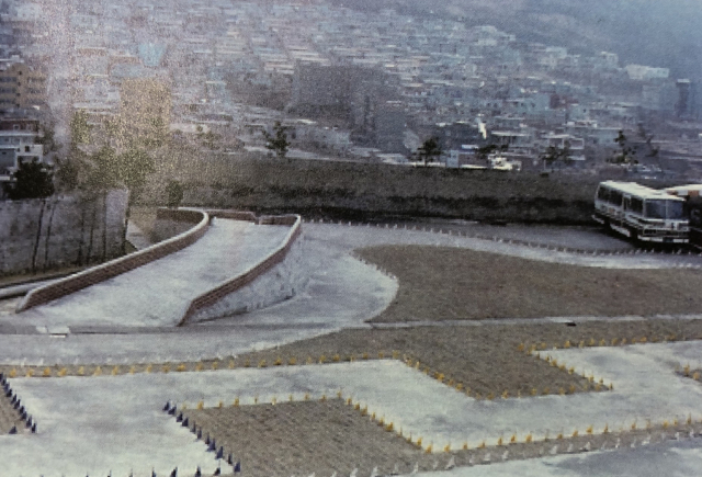 운전교육장이 설치된 대운동장. 담장 너머는 깎아지른 높이였다. 형제복지원 운영자료집