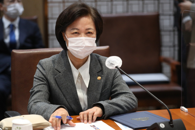 추미애 법무부 장관이 30일 오전 서울 여의도 국회에서 열린 고위공직자범죄수사처장 후보 추천위원 위촉식에서 박병석 국회의장의 발언을 듣고 있다. 연합뉴스