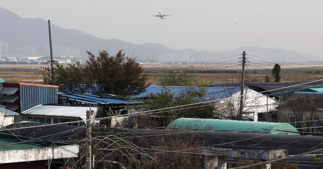 정부가 항공기 소음에 시달린 김해공항 인근 주민에게 손해배상을 해야 한다는 판결이 나왔다. 2일 부산 강서구 딴치마을 위로 항공기가 이륙하고 있다. 강선배 기자 ksun@
